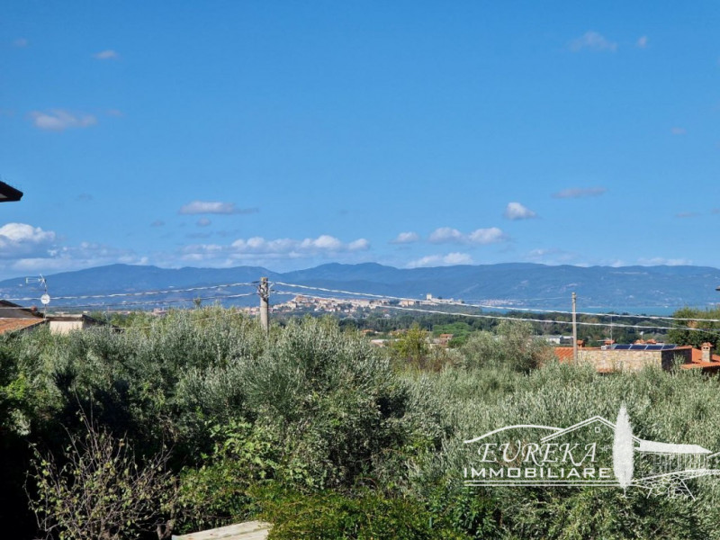 Immagine 14 di Appartamento in vendita  in via roma 152 a Castiglione Del Lago