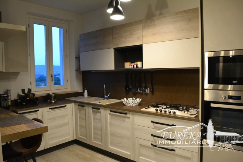 Immagine 36 di Appartamento in vendita  in via roma 152 a Castiglione Del Lago