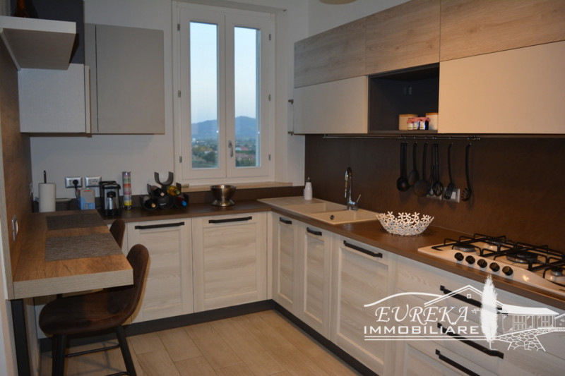 Immagine 37 di Appartamento in vendita  in via roma 152 a Castiglione Del Lago