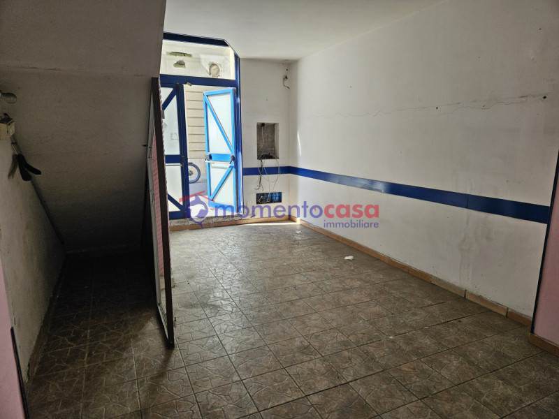Immagine 3 di Negozio in vendita  in via del torrione a Reggio Di Calabria