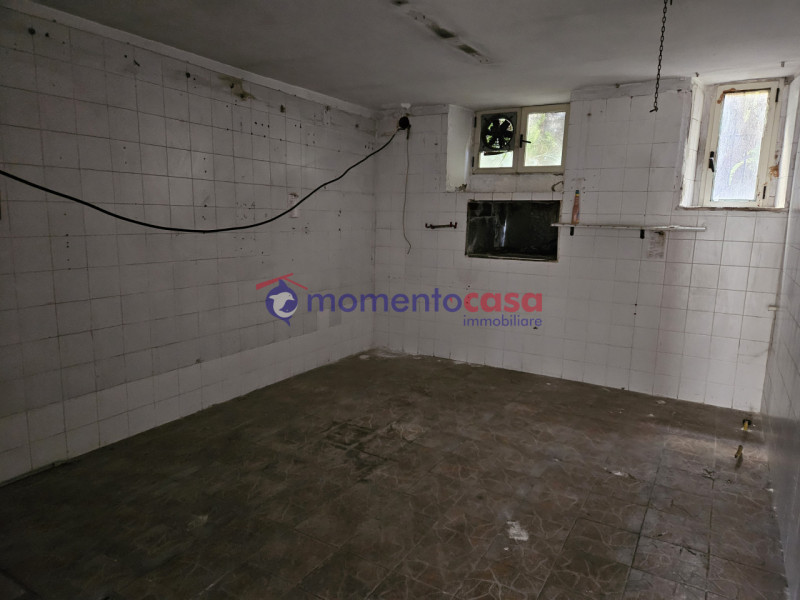 Immagine 4 di Negozio in vendita  in via del torrione a Reggio Di Calabria