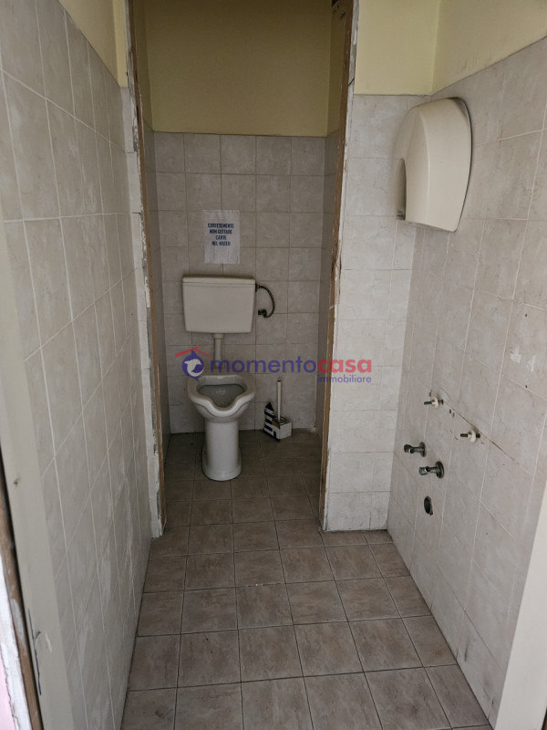 Immagine 6 di Negozio in vendita  in via del torrione a Reggio Di Calabria