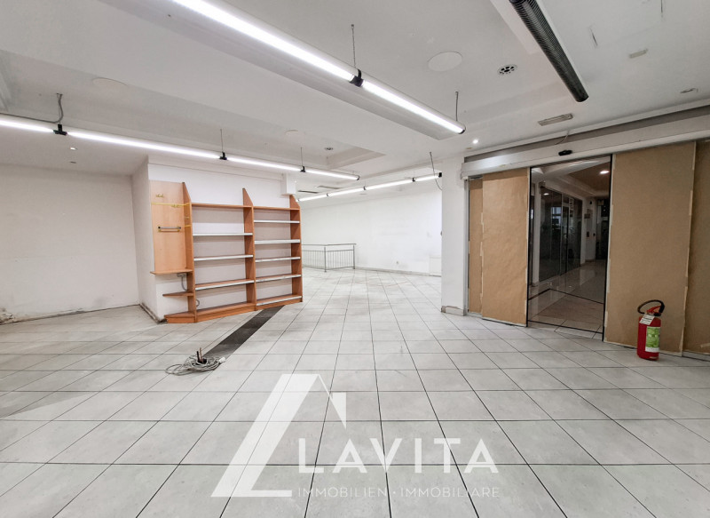 Immagine 3 di Negozio in vendita  in via nazionale a Ora .Auer.