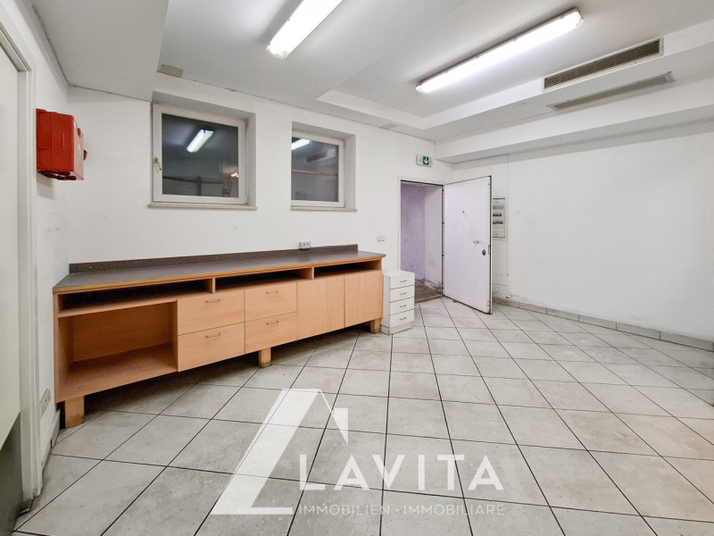 Immagine 10 di Negozio in vendita  in via nazionale a Ora .Auer.