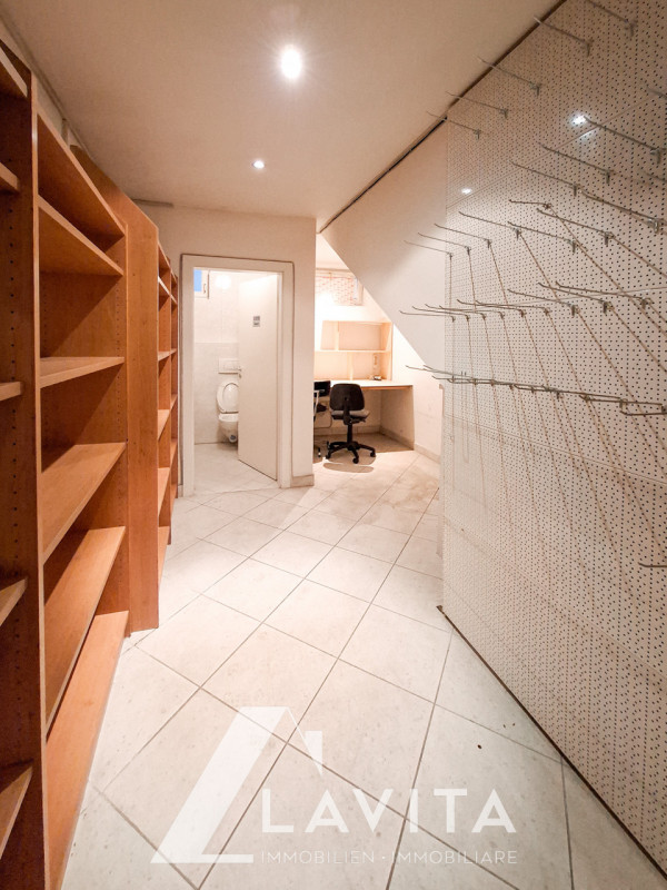 Immagine 14 di Negozio in vendita  in via nazionale a Ora .Auer.