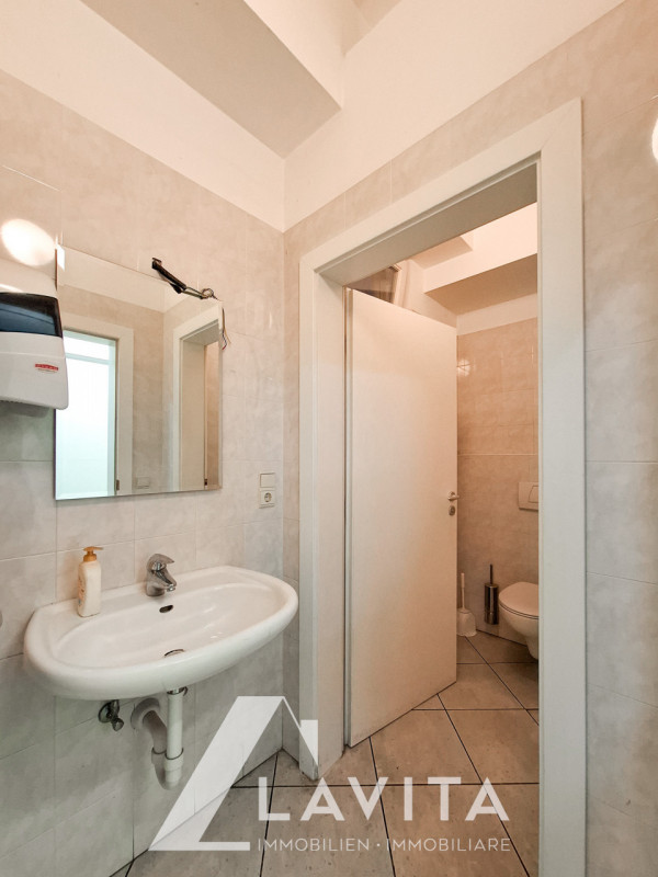 Immagine 18 di Negozio in vendita  in via nazionale a Ora .Auer.