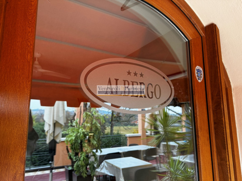 Immagine 1 di Hotel in vendita  in via trevisago a Moniga Del Garda