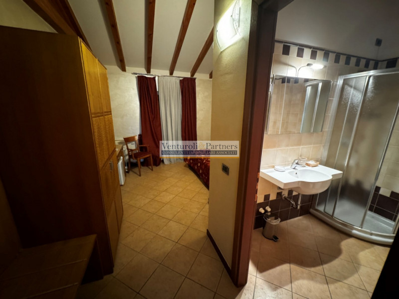 Immagine 2 di Hotel in vendita  in via trevisago a Moniga Del Garda