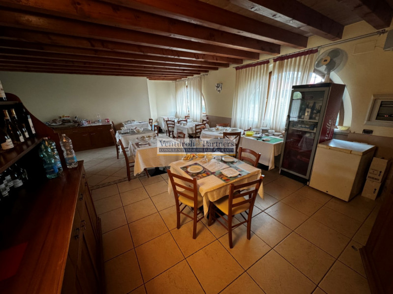 Immagine 4 di Hotel in vendita  in via trevisago a Moniga Del Garda