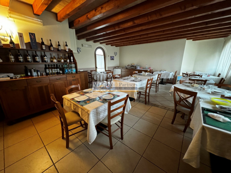 Immagine 5 di Hotel in vendita  in via trevisago a Moniga Del Garda