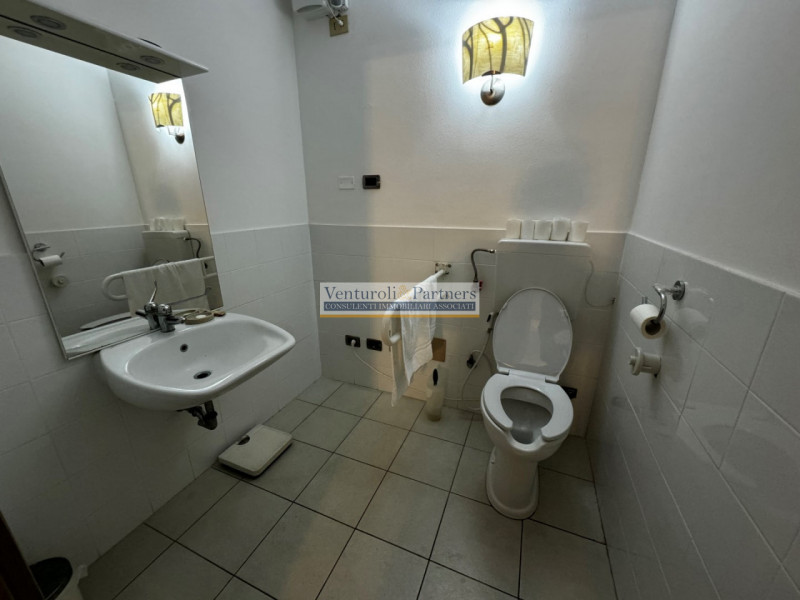 Immagine 6 di Hotel in vendita  in via trevisago a Moniga Del Garda