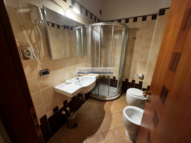 Immagine 9 di Hotel in vendita  in via trevisago a Moniga Del Garda