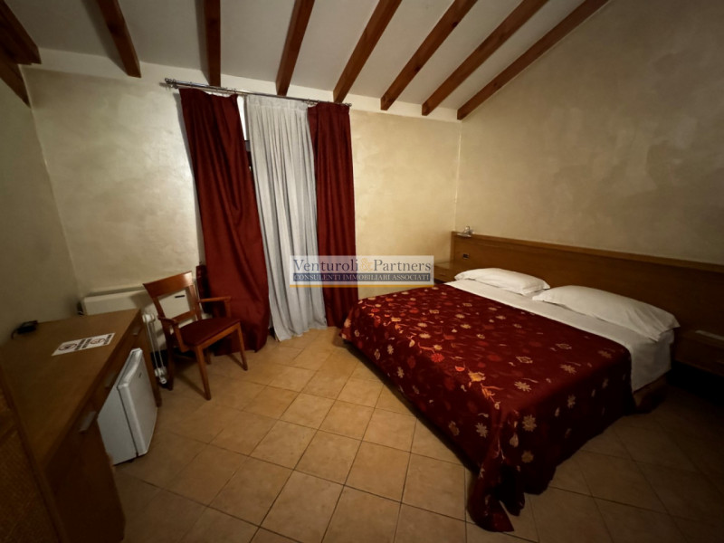 Immagine 10 di Hotel in vendita  in via trevisago a Moniga Del Garda