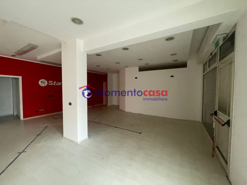 Immagine 3 di Negozio in vendita  in Via Sbarre Inferiori a Reggio Di Calabria