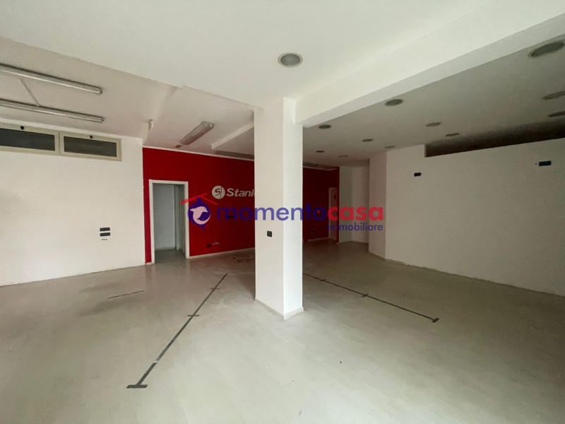 Immagine 6 di Negozio in vendita  in Via Sbarre Inferiori a Reggio Di Calabria