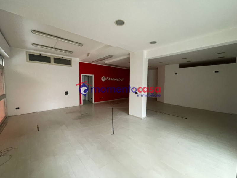 Immagine 8 di Negozio in vendita  in Via Sbarre Inferiori a Reggio Di Calabria