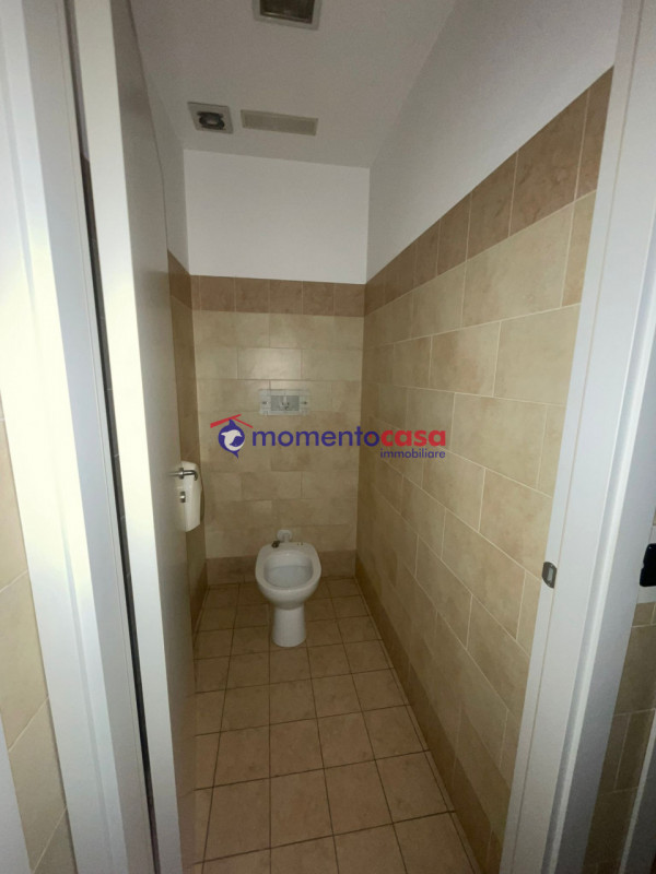 Immagine 9 di Negozio in vendita  in Via Sbarre Inferiori a Reggio Di Calabria