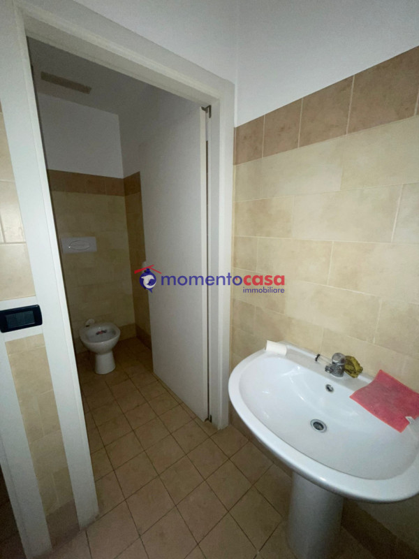 Immagine 10 di Negozio in vendita  in Via Sbarre Inferiori a Reggio Di Calabria