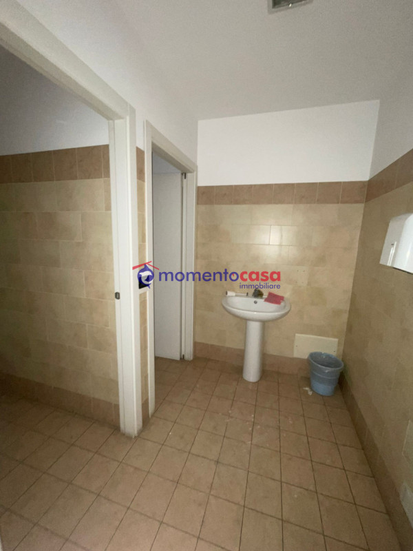 Immagine 11 di Negozio in vendita  in Via Sbarre Inferiori a Reggio Di Calabria