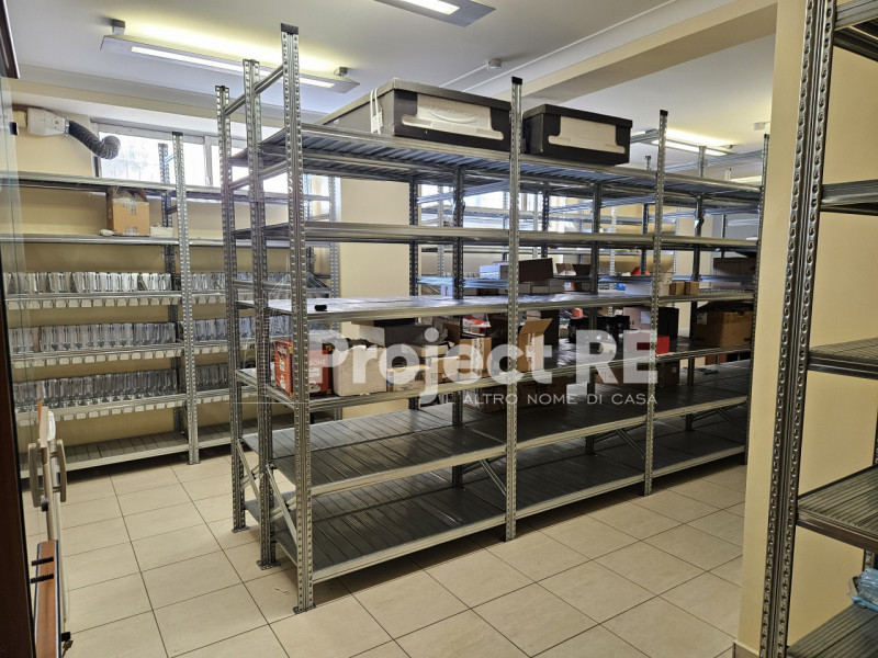 Immagine 5 di Negozio in vendita  in Via Saracinello a Reggio Di Calabria