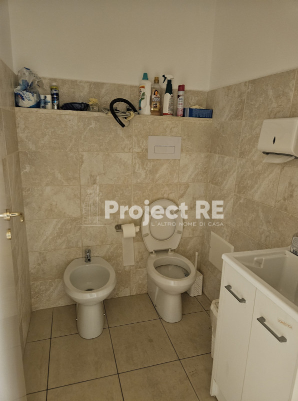 Immagine 9 di Negozio in vendita  in Via Saracinello a Reggio Di Calabria