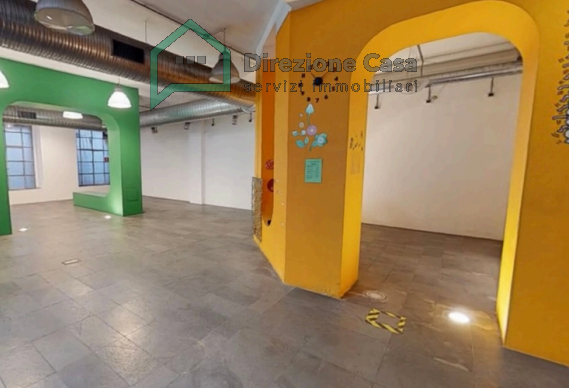 Immagine 2 di Negozio in vendita  in VIA VITTOR PISANI a Milano