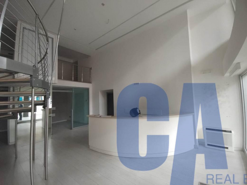 Immagine 2 di Negozio in vendita  in PIAZZA DUCA D'AOSTA a Milano