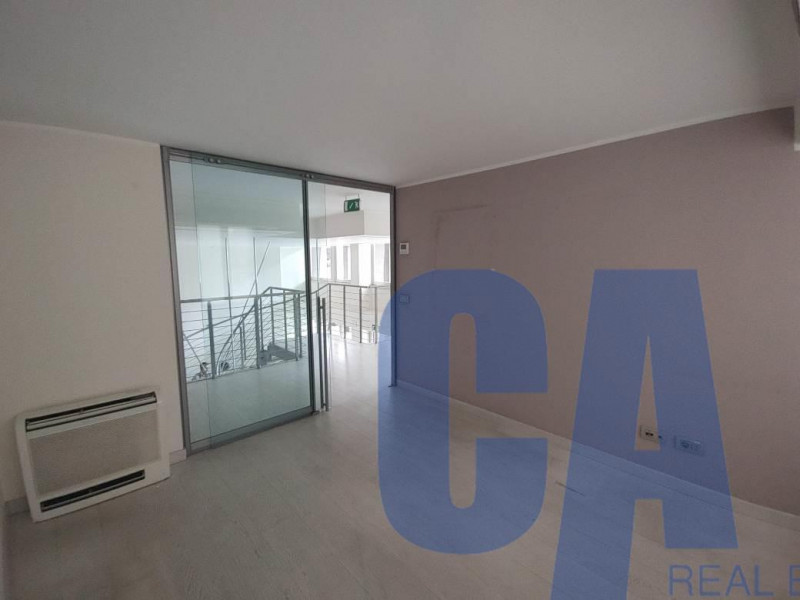 Immagine 6 di Negozio in vendita  in PIAZZA DUCA D'AOSTA a Milano