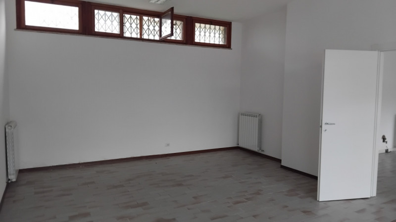 Immagine 3 di Negozio in affitto  in via belluno a Mirano