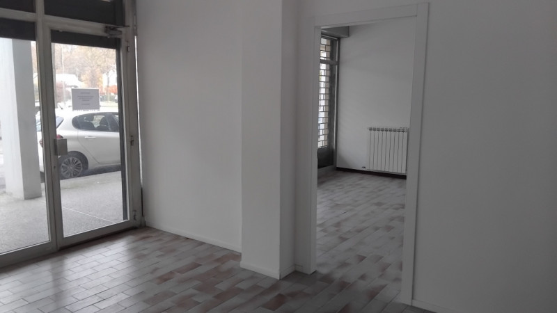 Immagine 7 di Negozio in affitto  in via belluno a Mirano