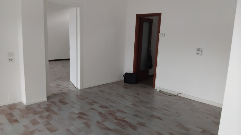 Immagine 8 di Negozio in affitto  in via belluno a Mirano