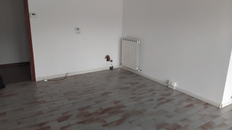 Immagine 9 di Negozio in affitto  in via belluno a Mirano