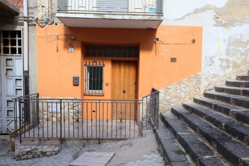 Immagine 4 di Appartamento in vendita  in Via Alessandro Manzoni n.05 a Palagonia