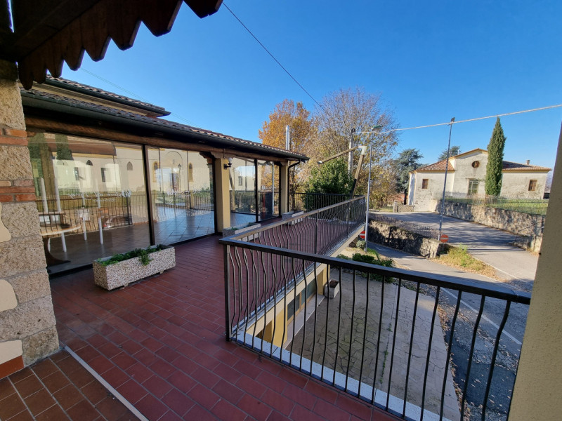 Immagine 4 di Attività commerciale in vendita  in piazzale orlandino calaon a Vo