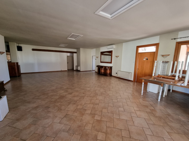 Immagine 12 di Attività commerciale in vendita  in piazzale orlandino calaon a Vo