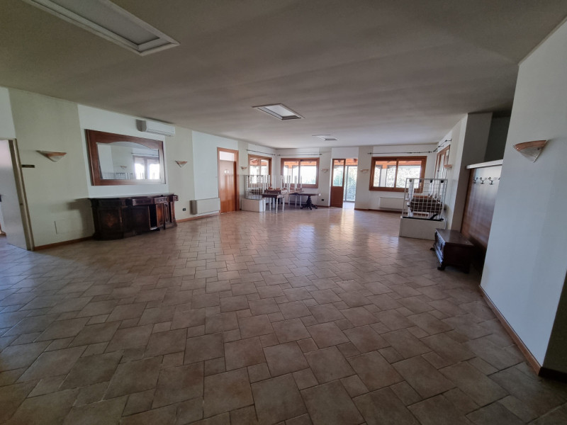 Immagine 13 di Attività commerciale in vendita  in piazzale orlandino calaon a Vo