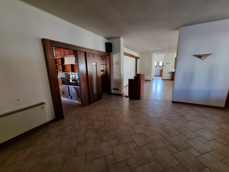Immagine 14 di Attività commerciale in vendita  in piazzale orlandino calaon a Vo