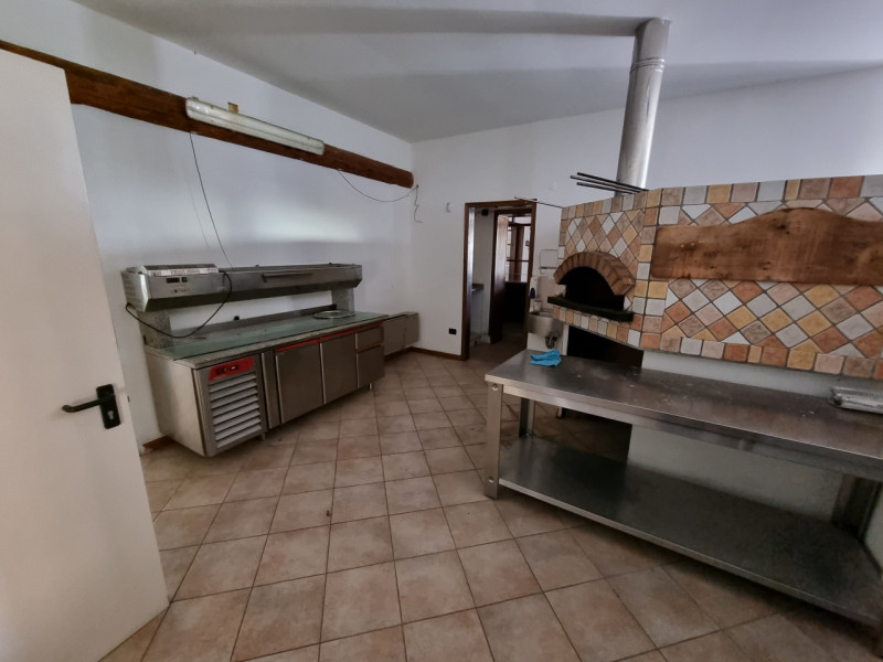 Immagine 19 di Attività commerciale in vendita  in piazzale orlandino calaon a Vo