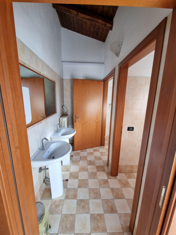 Immagine 24 di Attività commerciale in vendita  in piazzale orlandino calaon a Vo