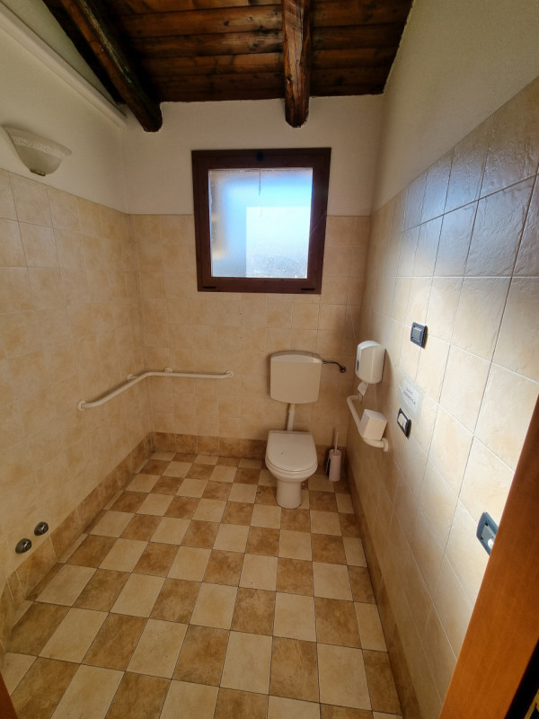 Immagine 26 di Attività commerciale in vendita  in piazzale orlandino calaon a Vo