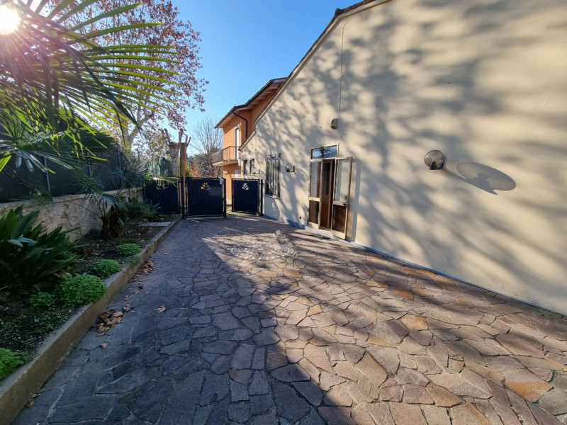 Immagine 39 di Attività commerciale in vendita  in piazzale orlandino calaon a Vo