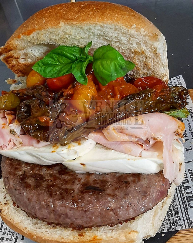 Immagine 8 di Attività commerciale in vendita  a Venezia