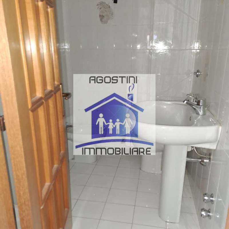 Immagine 11 di Appartamento in vendita  a Ascoli Piceno