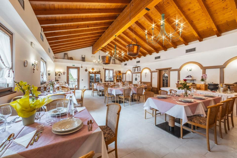 Immagine 2 di Hotel in vendita  in via unità d'italia a Ledro