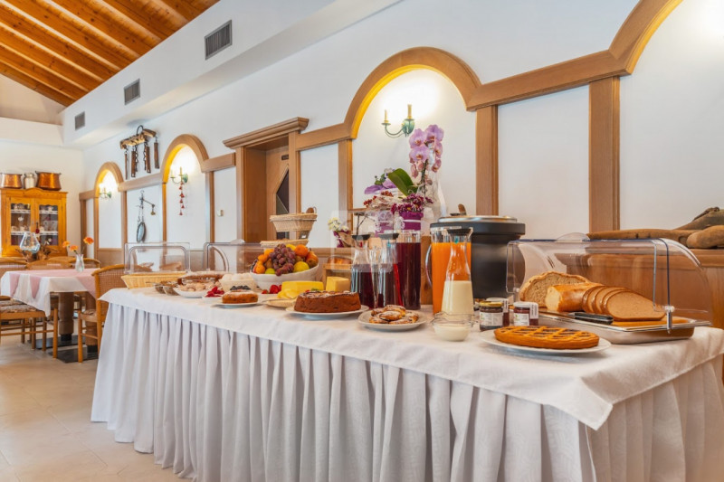 Immagine 4 di Hotel in vendita  in via unità d'italia a Ledro