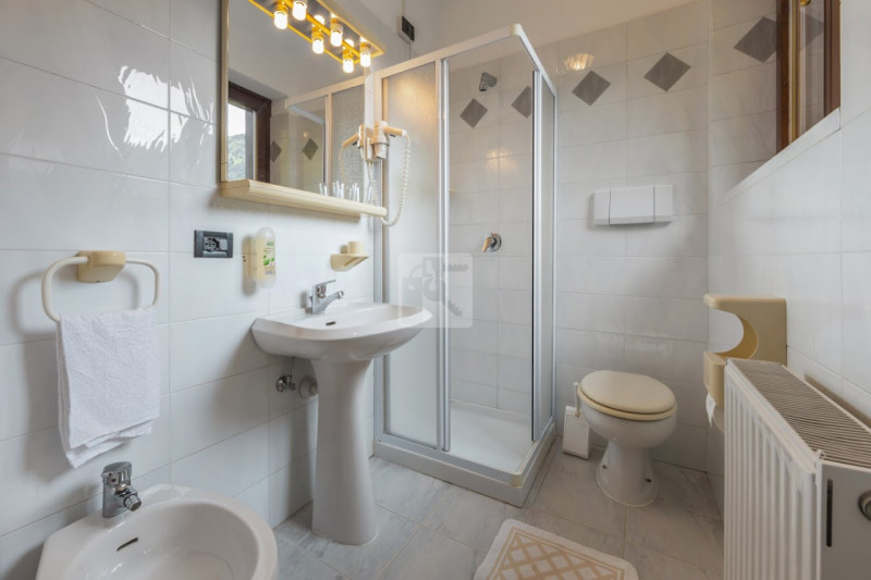 Immagine 12 di Hotel in vendita  in via unità d'italia a Ledro