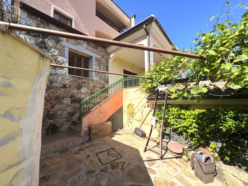 Immagine 4 di Appartamento in vendita  in Via Peppino Mereu a Posada