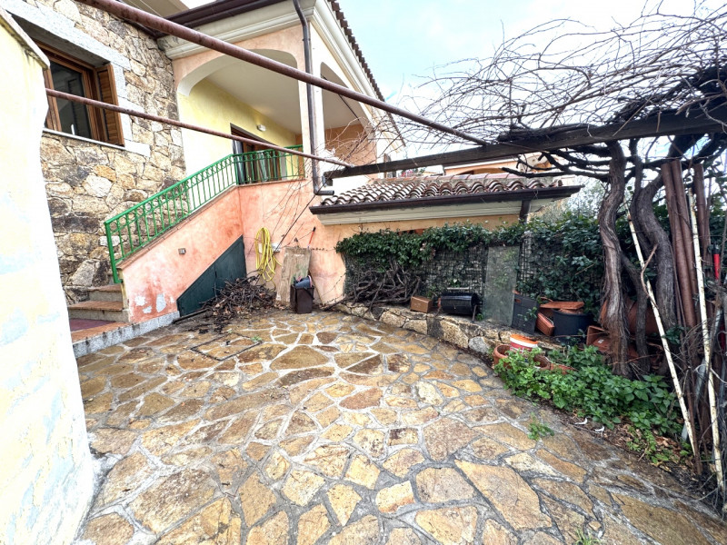 Immagine 22 di Appartamento in vendita  in Via Peppino Mereu a Posada