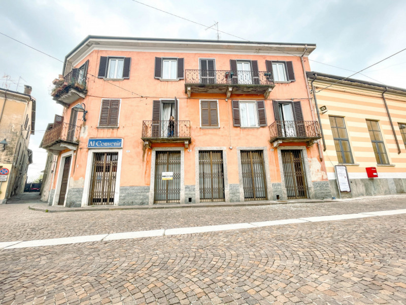 Immagine 1 di Palazzo in vendita  in piazza Manzetti 23 a Invorio