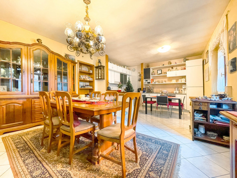 Immagine 4 di Palazzo in vendita  in piazza Manzetti 23 a Invorio